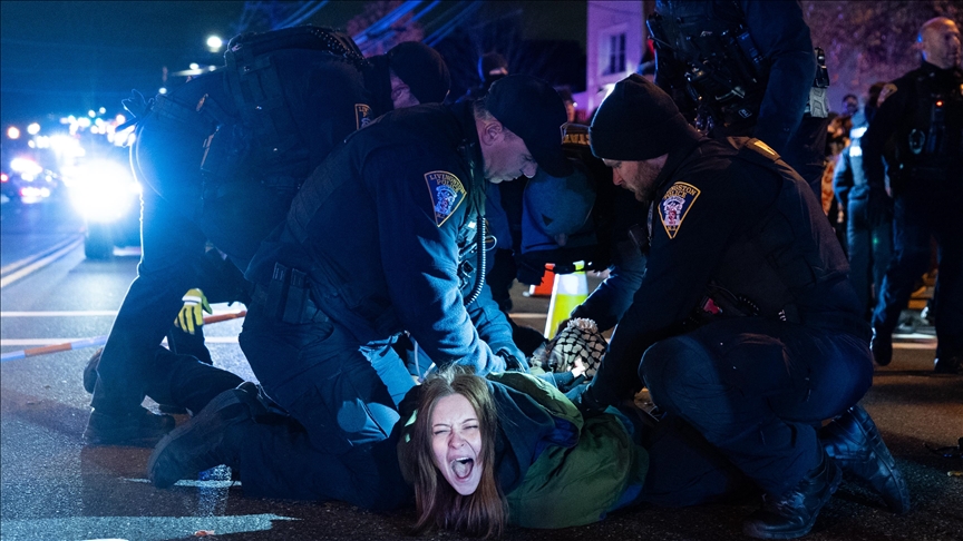 US police use force against protesters at event featuring former Israeli defense minister