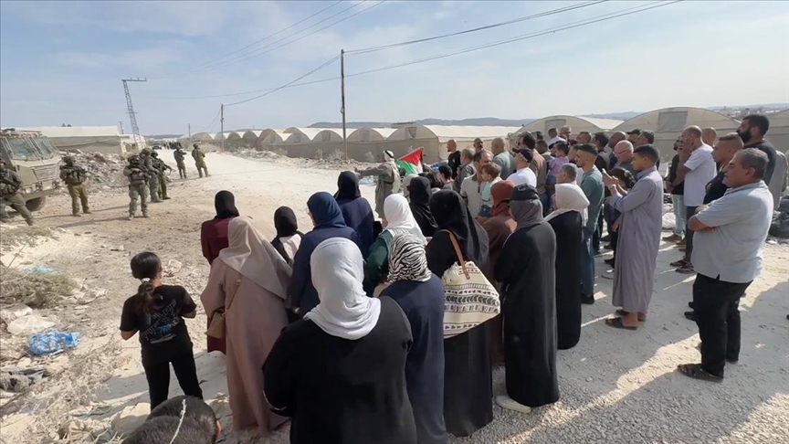 Palestinezët e zhvendosur kërkojnë të kthehen në shtëpinë e tyre në kampin në veri të Bregut Perëndimor