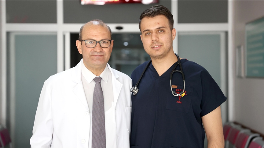 Çocukluğunu geçirdiği hastanede doktor olarak babasıyla görev yapıyor