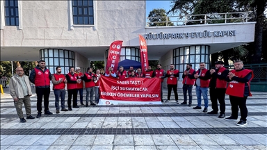 İzmir Büyükşehir Belediyesi işçileri oturma eylemini sürdürüyor