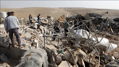 Израел ги урива палестинските куќи и штали на окупираниот Западен Брег