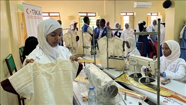 TİKA, Sudan'da bir lisede dikiş eğitim atölyesi açtı