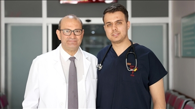 Çocukluğunu geçirdiği hastanede doktor olarak babasıyla görev yapıyor