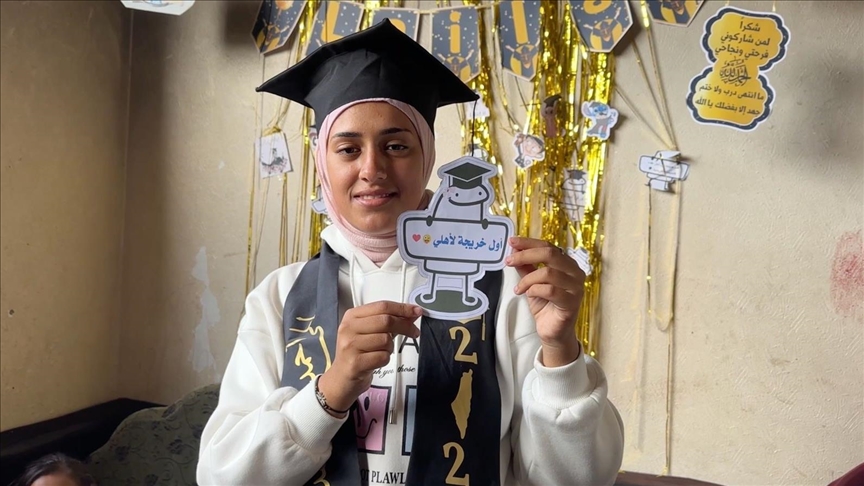 Nxënësit në Gaza festojnë rezultatet e provimit të maturës mes rrënojave