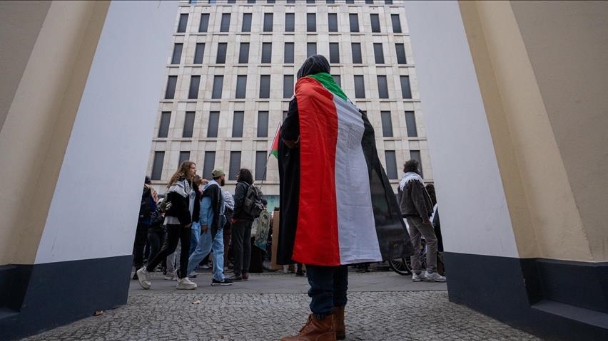 Aktivisti se popeli na Brandenburšku kapiju protestujući protiv njemačkog saučesništva u genocidu u Gazi