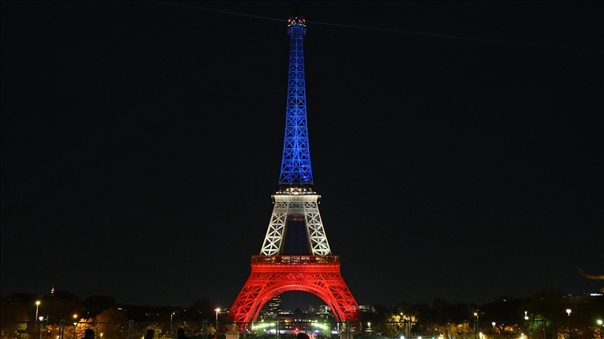 Ajfelov toranj osvijetljen u bojama francuske zastave povodom deset godina od napada u Parizu