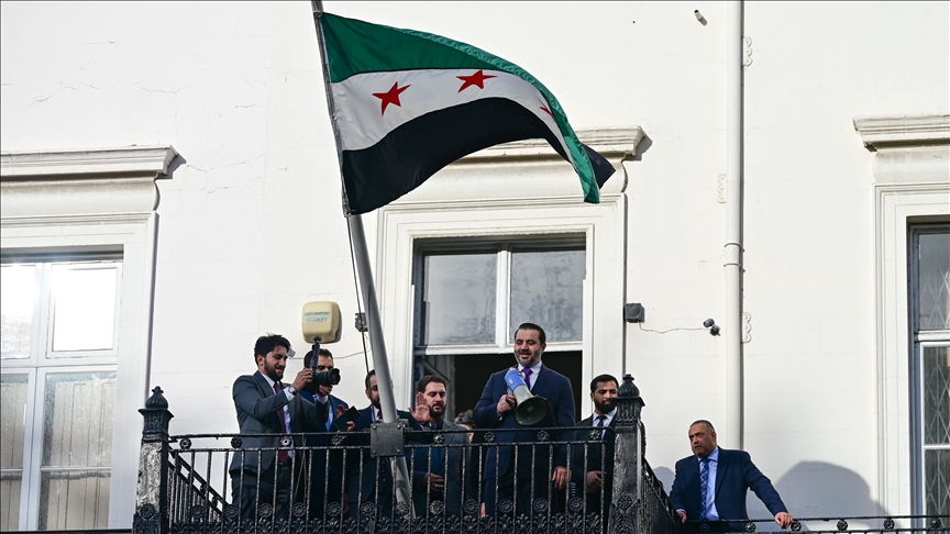 Flamuri i ri i Sirisë ngrihet në ambasadën në Londër