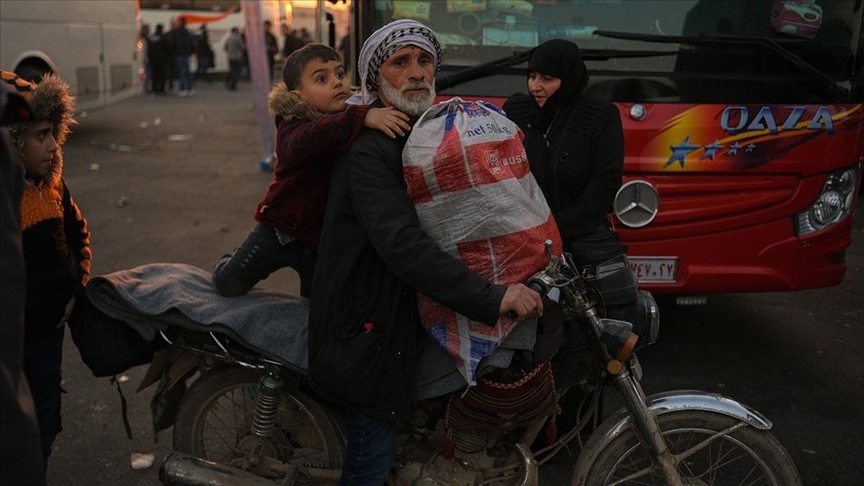 Nearly 400 Syrian refugees leave Lebanon in new voluntary return convoy