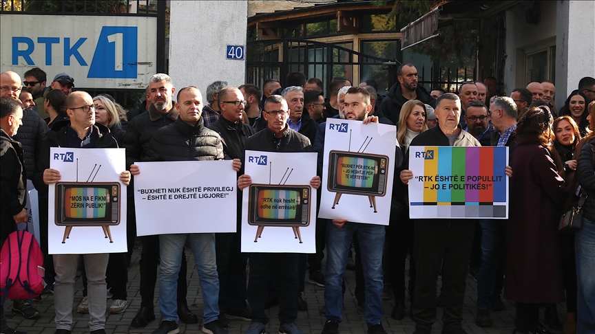 Punëtorët e RTK-së sërish protestojnë për paga