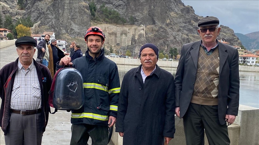 Çorum’da Kızılırmak’a düşen kedi itfaiye tarafından kurtarıldı