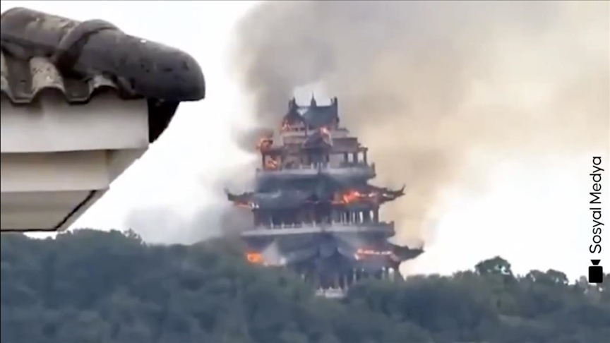 Çin\'de 1500 yıllık bir tapınakta yangın çıktı