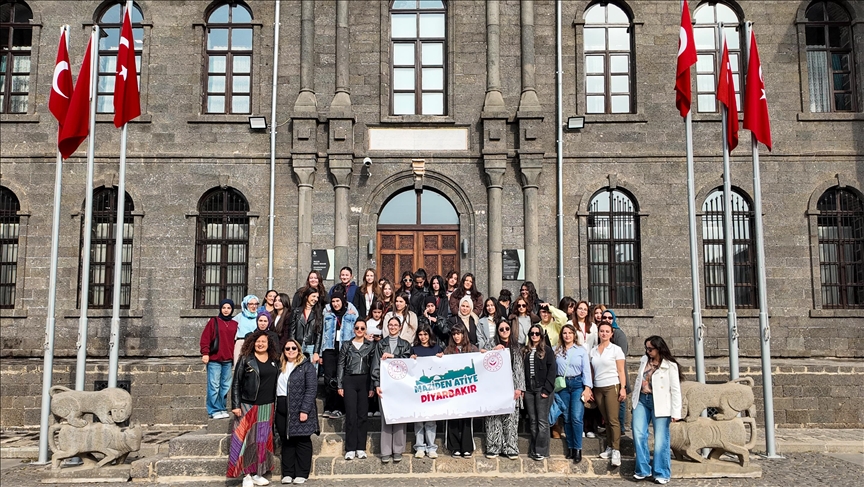Diyarbakır\'da şehit ve gazi çocukları tarihi mekanları gezdi
