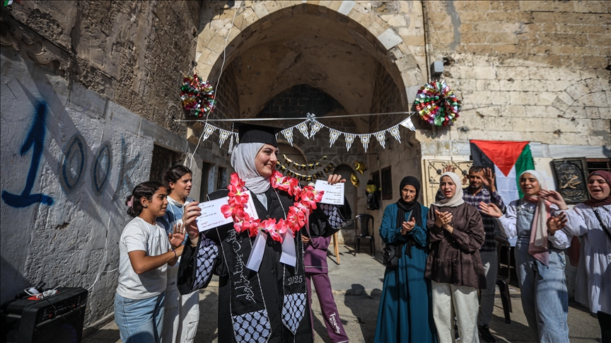 Studentët palestinezë festojnë suksesin në provime në Gazën e shkatërruar nga lufta