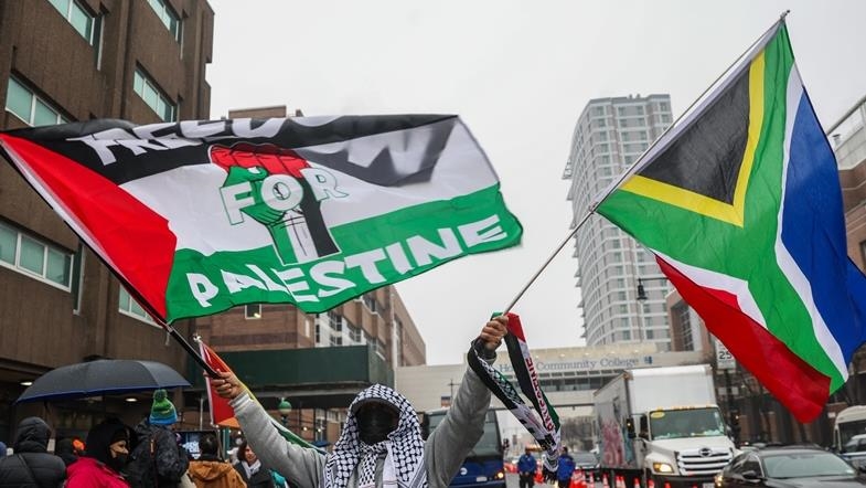 Un avion transportant des réfugiés palestiniens atterrit en Afrique du Sud, le dédouanement est retardé