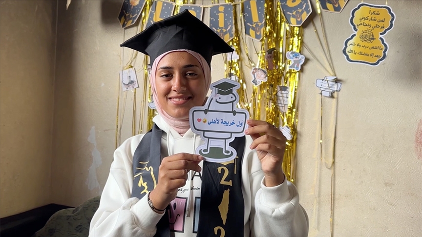 Gazze\'de öğrenciler, lise bitirme sınavı sonuçlarını yıkıntılar arasında kutladı