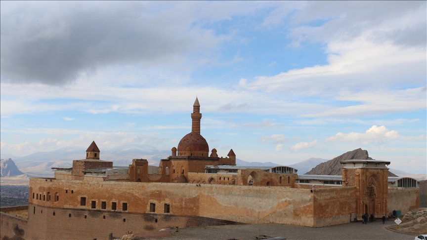 Li Qesra Îshaq Paşa ya li Agiriyê ji ber betlaneya nîvê salê liv û tevger zêde ye