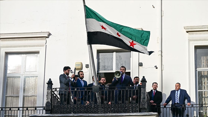 Suriye bayrağı, Londra\'da göndere çekildi