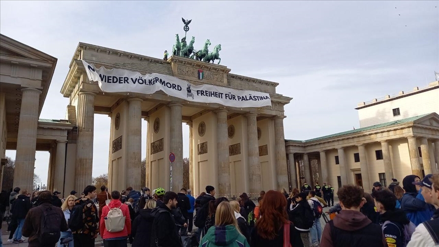 Almanya\'da Filistin\'e destek amacıyla tarihi Brandenburg Kapısı\'na pankart asıldı