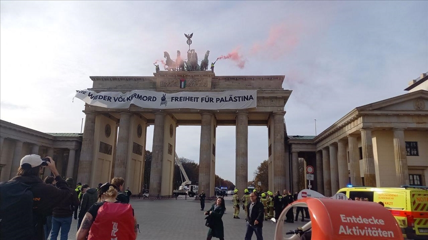 Aktivistët ngjiten në Portën e Brandenburgut për të protestuar  bashkëfajësinë  e Gjermanisë në gjenocidin në Gaza