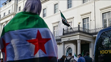 Sirijska zastava ponovo podignuta na ambasadi u Londonu nakon 12 godina 