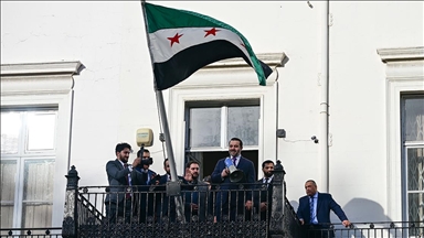 Сириското знаме кренато пред Амбасадата на Сирија во Лондон