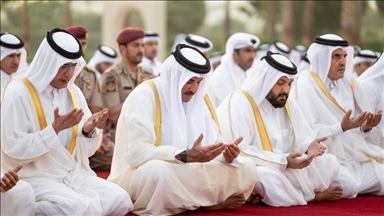 أمير قطر يؤدي صلاة الاستسقاء في لوسيل