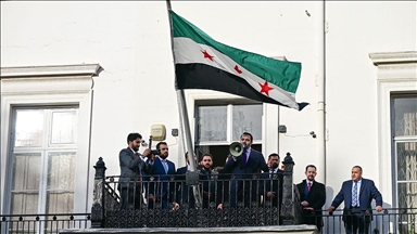 Suriye bayrağı, Londra'da göndere çekildi