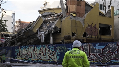 Ankara'da kontrollü yıkımı yapılan 5 katlı atıl bina çöktü