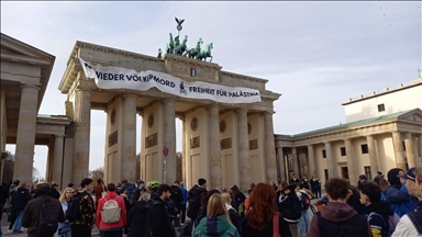 Almanya'da Filistin'e destek amacıyla tarihi Brandenburg Kapısı'na pankart asıldı