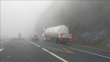 D-100 kara yolunun Bolu Dağı geçişinde sis etkili oldu