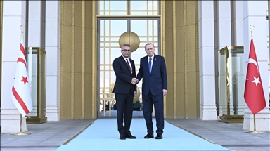 Presidenti Erdogan pret me ceremoni zyrtare presidentin e Qipros Turke, Erhurman