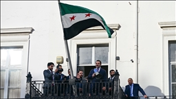 Flamuri i ri i Sirisë ngrihet në ambasadën në Londër