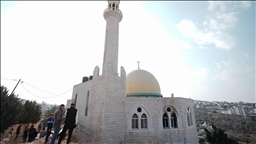 Izraelitët që uzurpojnë tokat palestineze, djegin një xhami në Bregun Perëndimor