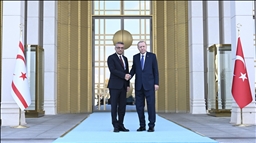 Presidenti Erdogan pret me ceremoni zyrtare presidentin e Qipros Turke, Erhurman