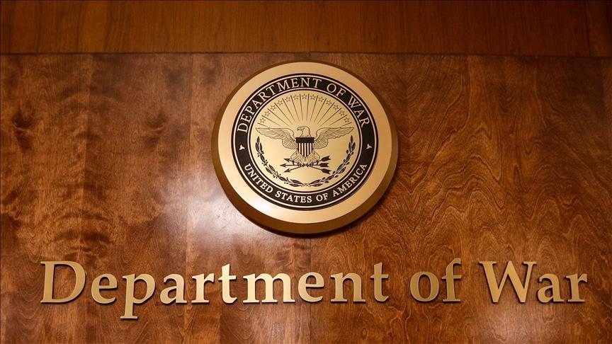 Американскиот секретар за одбрана лично постави табла „Министерство за војна“ на влезот на Пентагон
