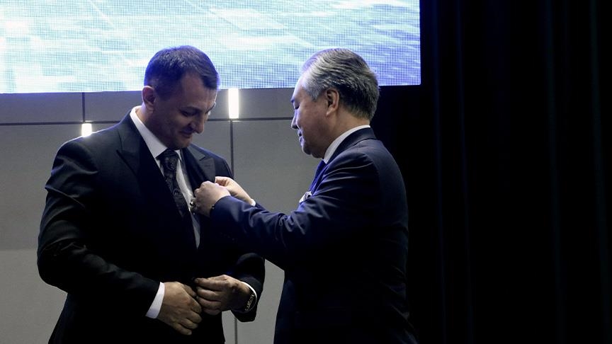 وزارة خارجية قيرغيزستان تكرم مراسل الأناضول نذير علييف