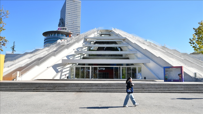 Piramida e Tiranës  nga muze i ish diktatorit Enver Hoxha në një atraksion turistik