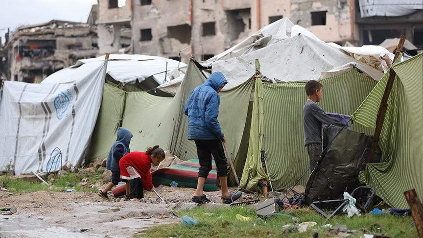 غزة.. منخفض جوي يفاقم معاناة النازحين وتحذيرات من انهيار الخيام