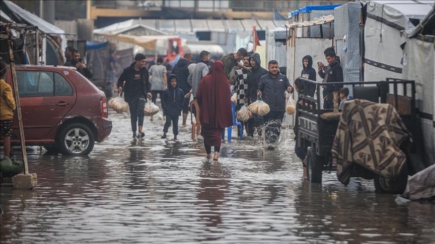 "حكومة غزة": المنخفض الجوي فاقم معاناة 1.5 مليون نازح بعد غرق خيامهم 