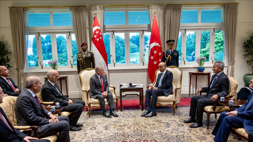 ملك الأردن يبحث في سنغافورة تعزيز التعاون وتطورات غزة