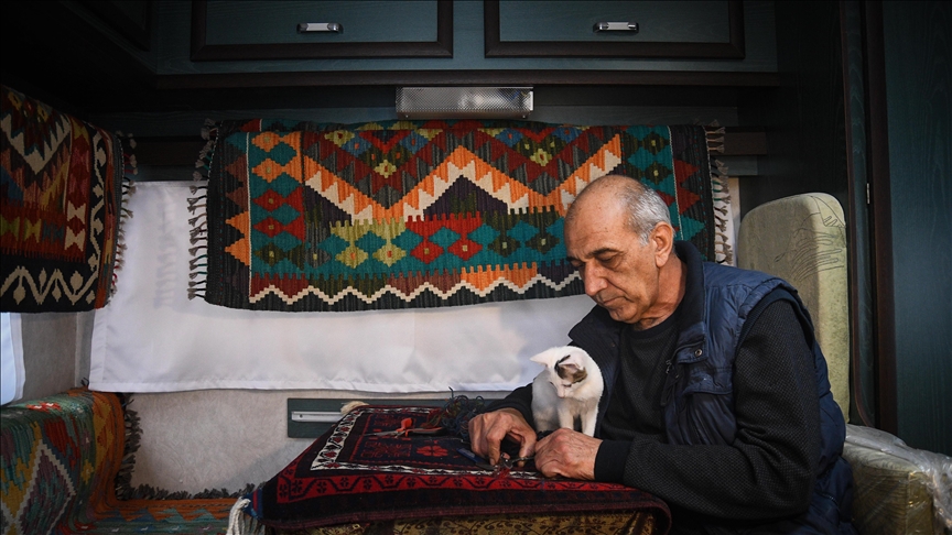 Sındırgı'da yaşayan halı tamircisi devam eden depremler nedeniyle dükkanını karavana taşıdı