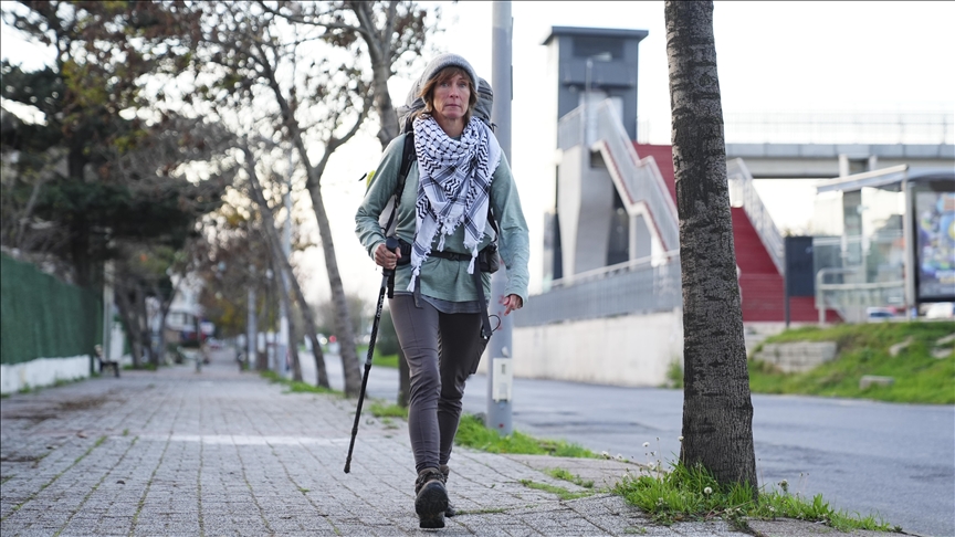 دعما لفلسطين.. ناشطة بريطانية تسير منذ 6 أشهر إلى إسطنبول