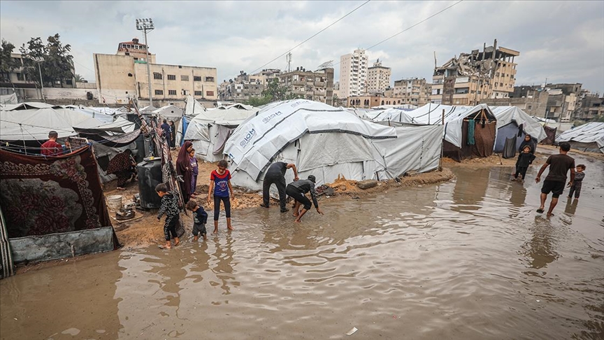 Бура носи опасност од поплави во Газа, загрозувајќи ги старите шатори во кои се сместени стотици илјади Палестинци