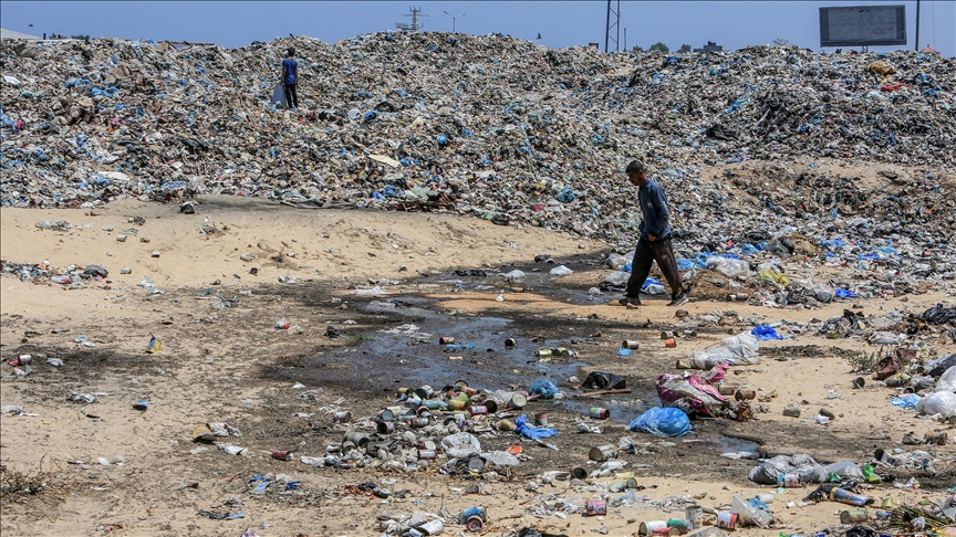Belediyelerin temel hizmet vermekte zorlandığı Gazze'de 700 bin ton atık, insan sağlığını tehdit ediyor