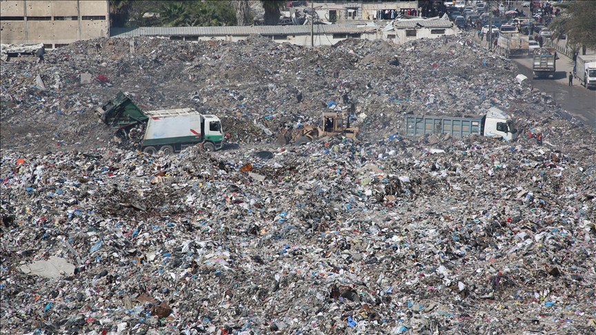 مسؤول صحي بغزة: تكدس النفايات يهدد بتفشي أوبئة وسط الحصار الإسرائيلي