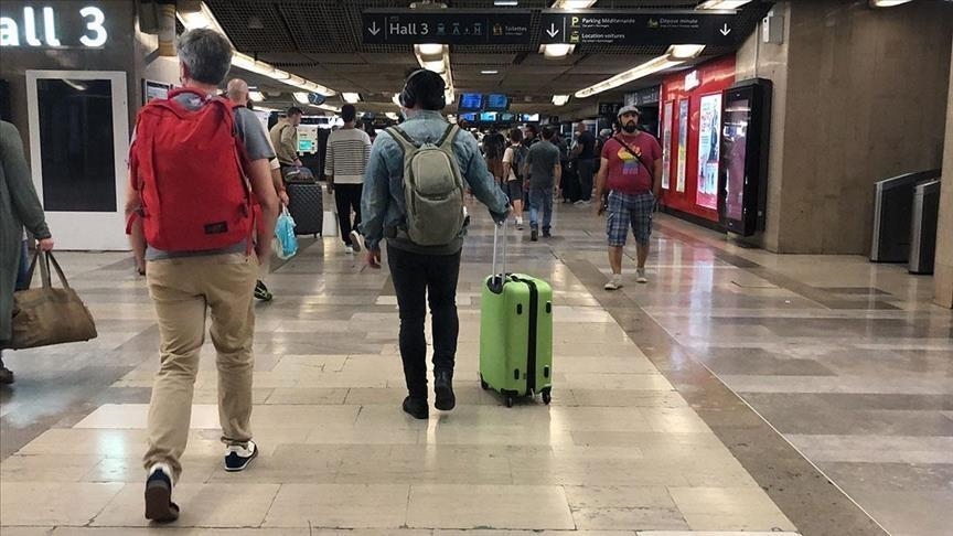 Paris : À la gare Montparnasse, un policier tire sur un homme armé d’un couteau