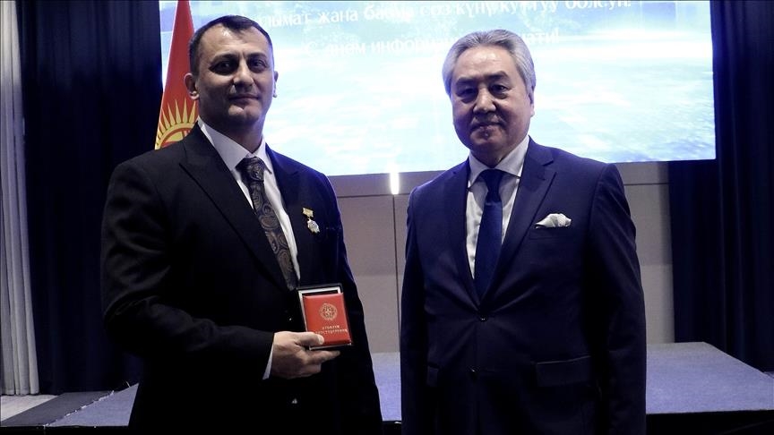 Корреспондент агентства «Анадолу» Назир Алиев награжден медалью МИД Кыргызстана