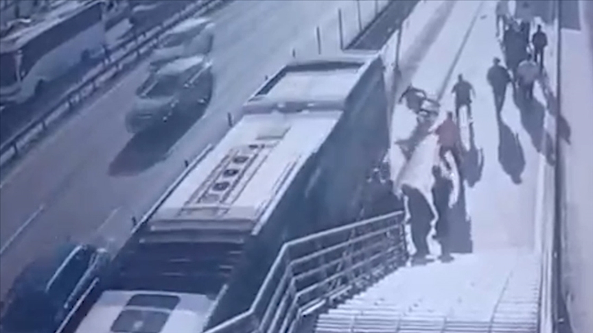 Zeytinburnu'nda metrobüsün çarptığı engelli yolcu hayatını kaybetti