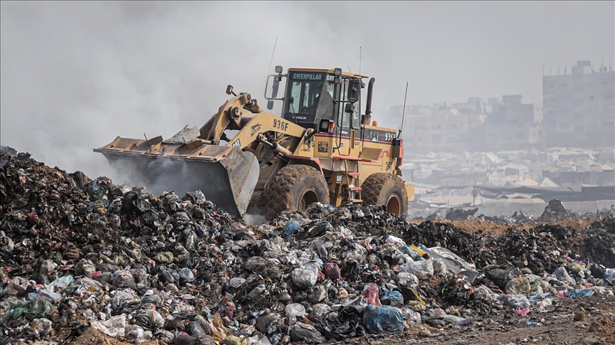 Gaza Municipal Union warns of disaster as 700,000 tons of waste pile up in strip