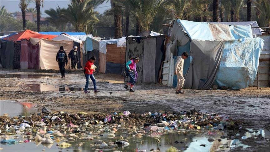 Ливень затопил палатки перемещенных палестинцев в Газе